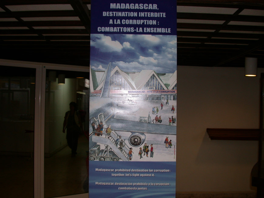 Affiche à l'aéroport de Tana Affiche contre la corruption à Ivato