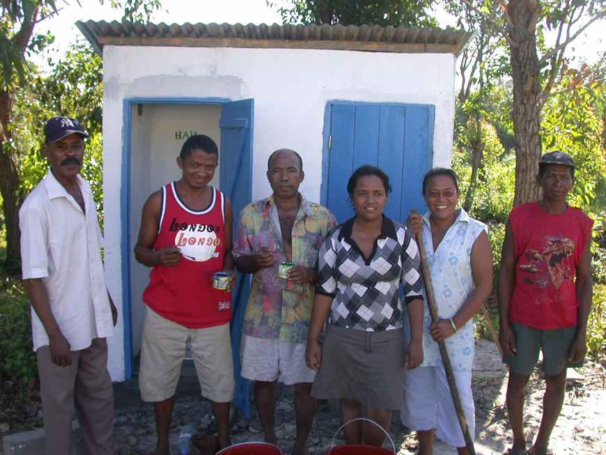 Nouveaux WC pour le CEG de Mahambo Nouveaux WC au CEG de Mahambo