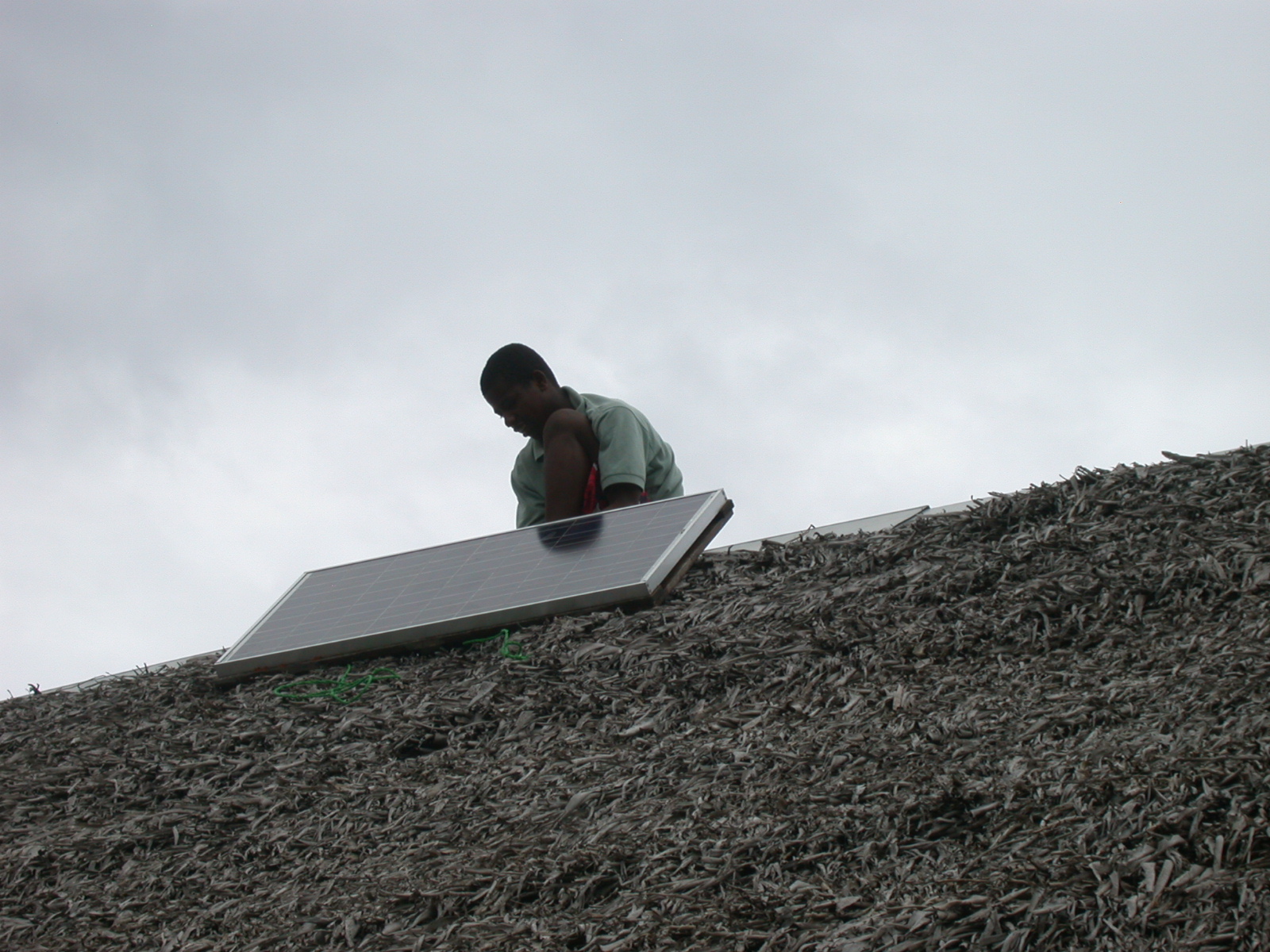 installation du panneau solaire sur le toit