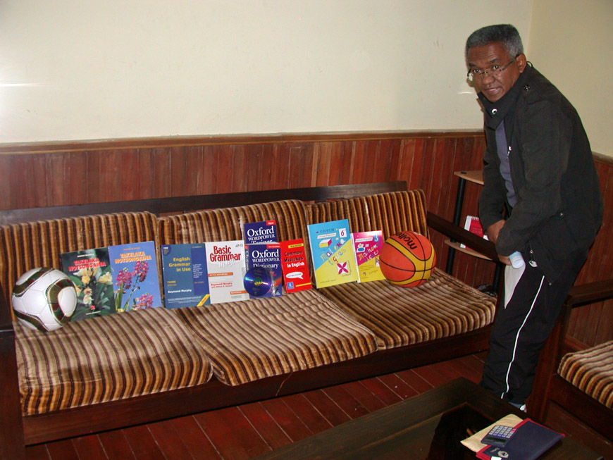 Cadeaux de l'ISM pour le CEG Abdon Chez Nay à Tana