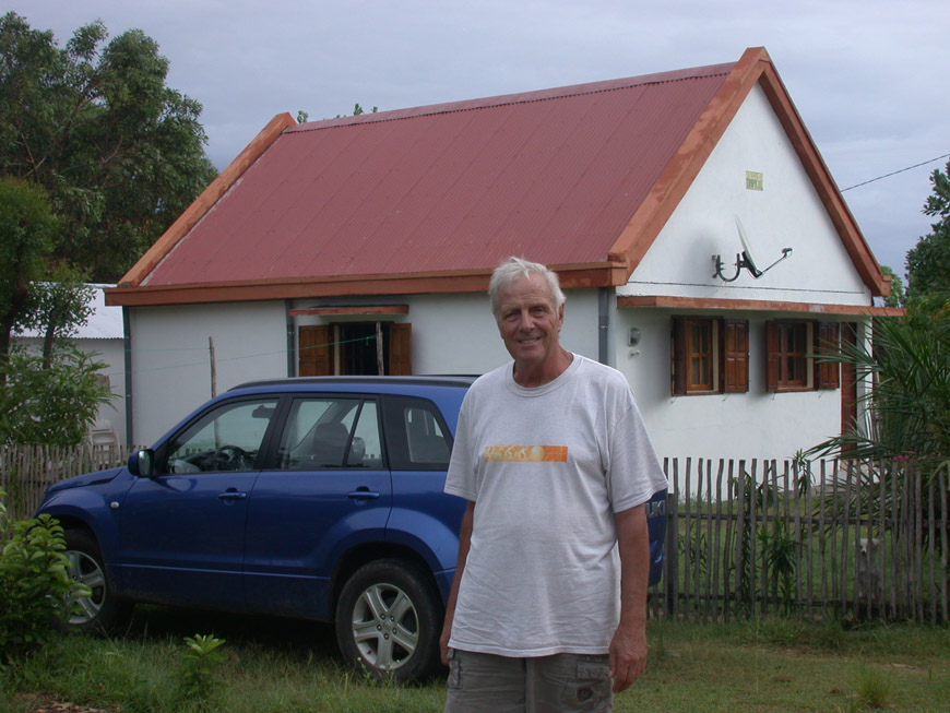 Emile devant sa maison à Foulpointe Emile devant sa maison à Foulpointe