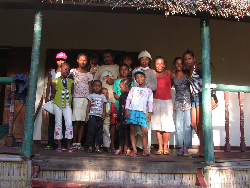 Toute la famille de Sahamalany, sur la terrasse d'Olatra