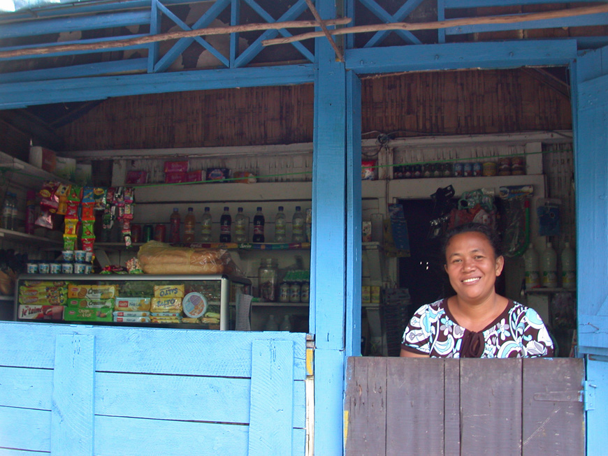 Fara est tout sourire devant sa petite boutique d'Ylang Ylang Fara est tout sourire devant sa petite boutique d'Ylang Ylang