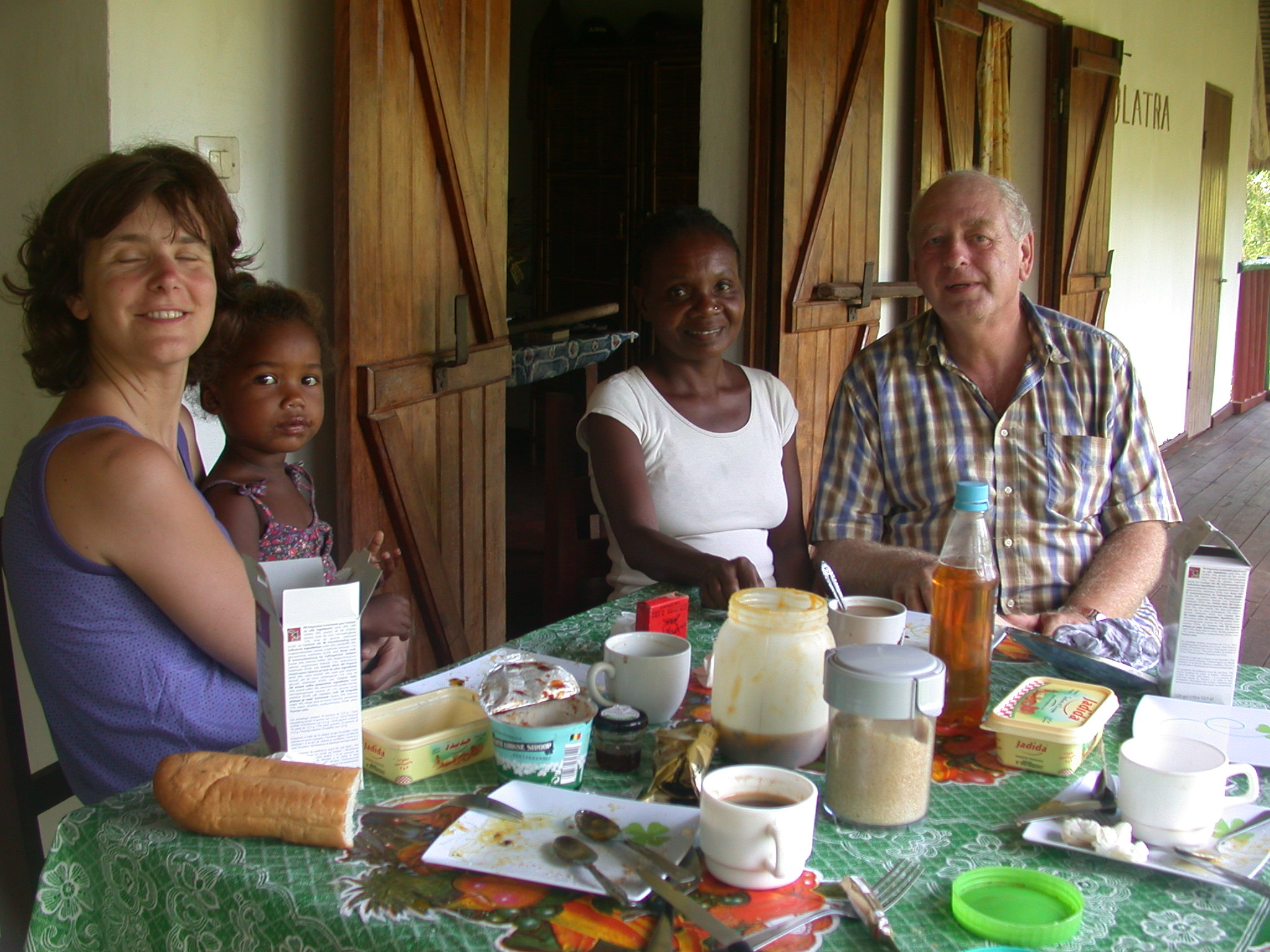 Petit dej sur la terrasse, avec Jeanne et Arliny description