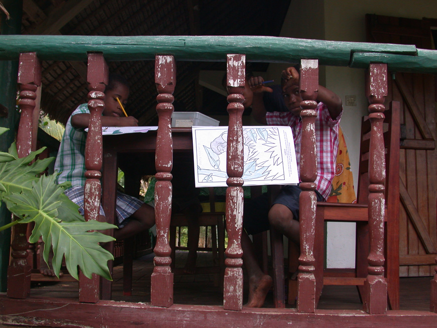 Ils viennent volontiers dessiner Les enfants dessinent sur la terrasse