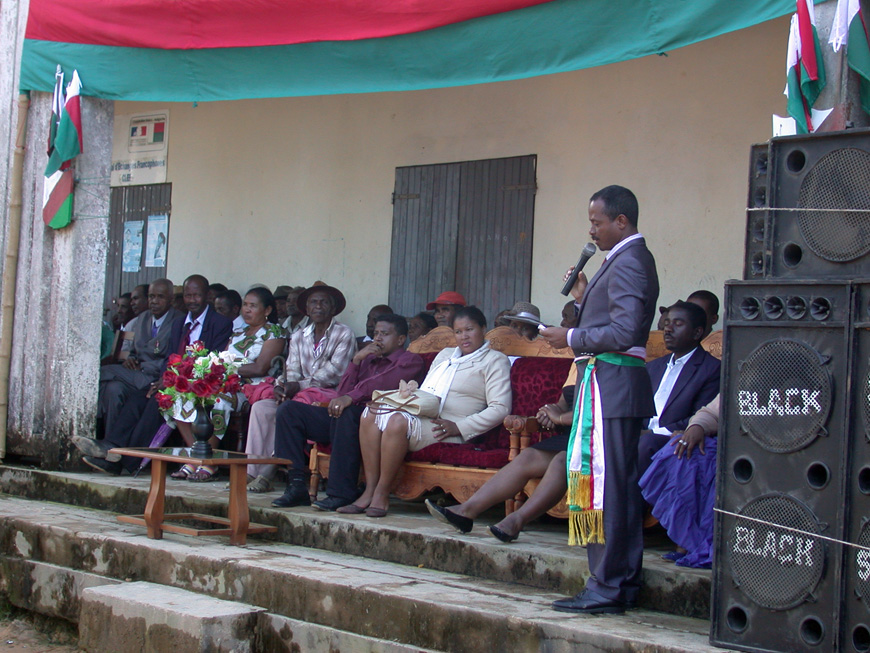 ... avec le discours du Maire de Mahambo Fête nationale devant la mairie
