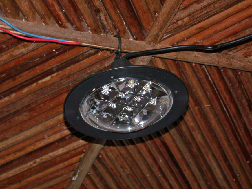 ... avec 4 lampes à LED Lampe à leds