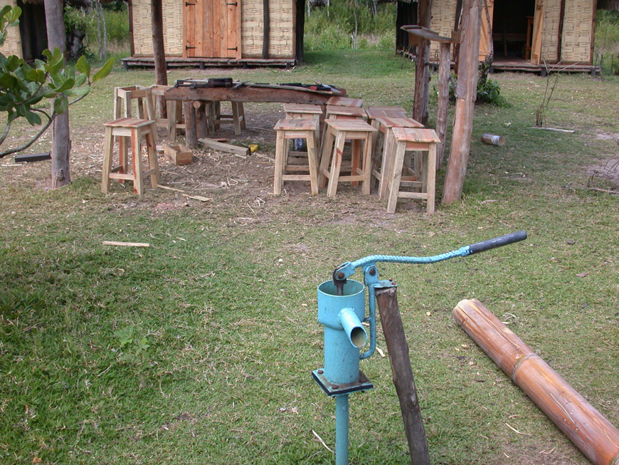 Deux tabourets pour chacune des 10 maisonnettes... Des tabourets pour Mitsinjo