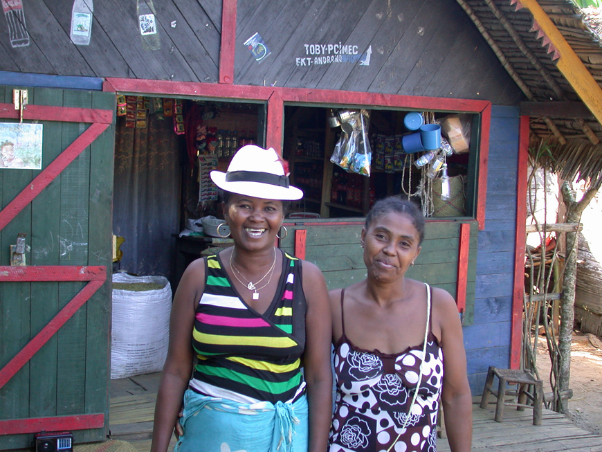 Avec Hortense, devant la maison de Philomène Philomène et Hortense