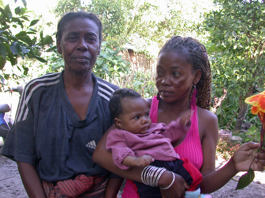 ... et avec sa grand-mère Todisoa La famille de Rivela